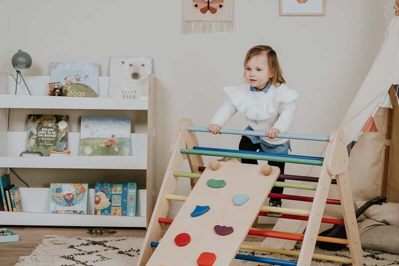 Pikler Kletterdreieck mit Rampe, breite Standfläche von 82 cm für sicheren Halt