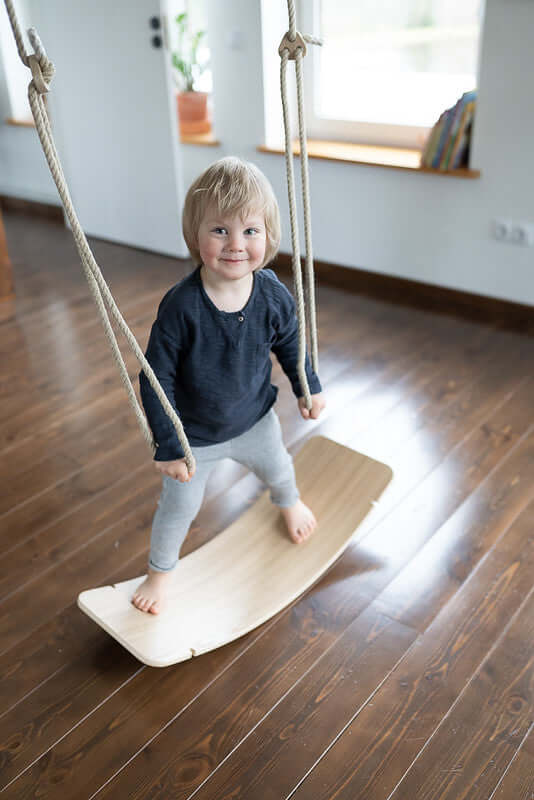 Swingboard aus Holz für aktives Spiel und Bewegungsförderung