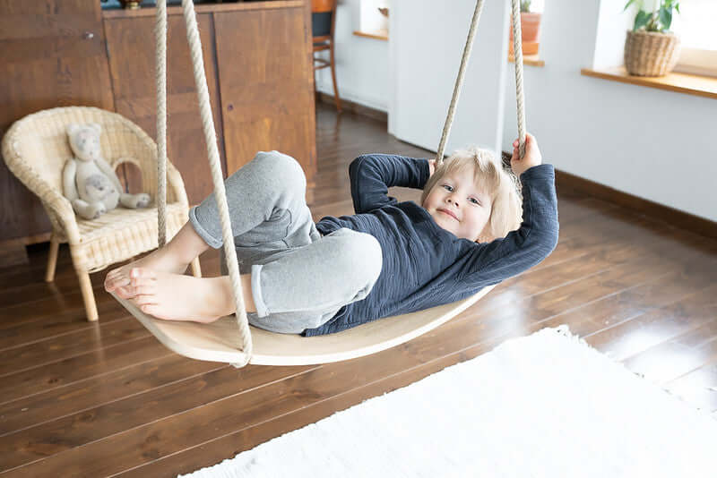 Holz-Swingboard zum Wippen und Balancieren im Kinderzimmer