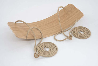 Gebogenes Swingboard aus Holz für Gleichgewicht und Bewegung
