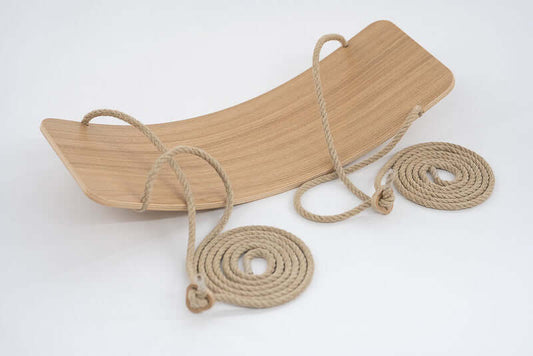 Gebogenes Swingboard aus Holz für Gleichgewicht und Bewegung