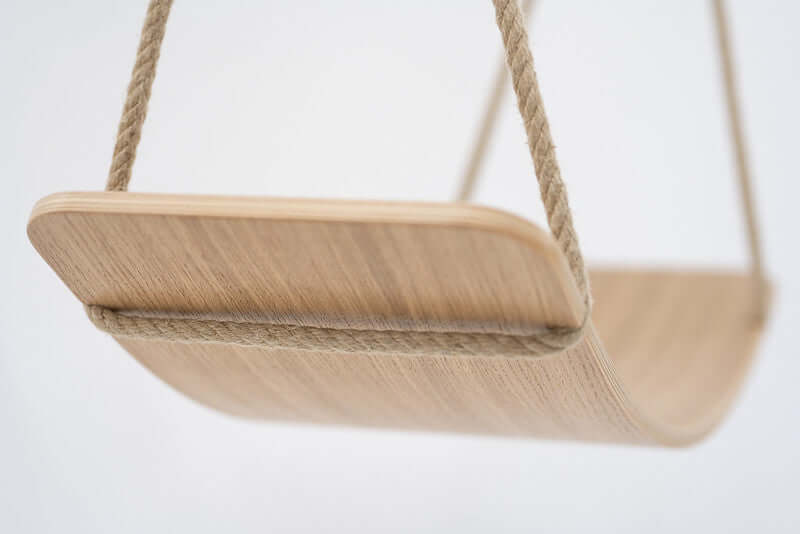 Swingboard aus Holz im Detail mit geschwungener Form