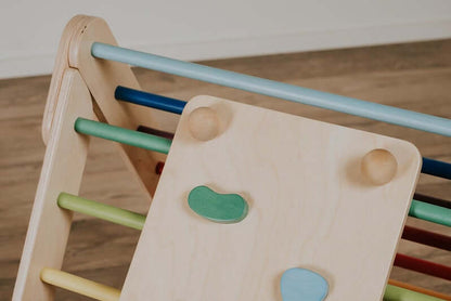Kind klettert die Boulderwand-Seite der Rampe hoch