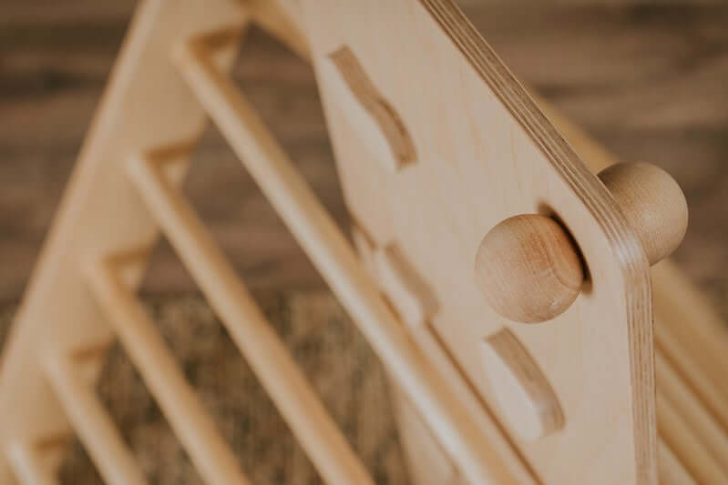 Pikler Kletterdreieck als eigener kleiner Spielplatz im Kinderzimmer