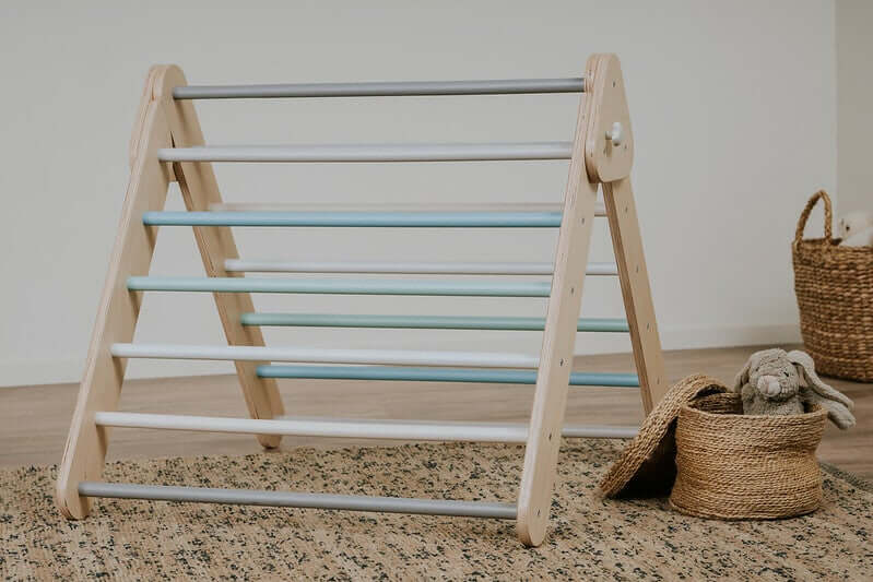 Pikler Kletterdreieck mit breiter Standfläche von 82 cm für sicheren Halt