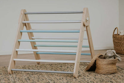 Pikler Kletterdreieck mit breiter Standfläche von 82 cm für sicheren Halt