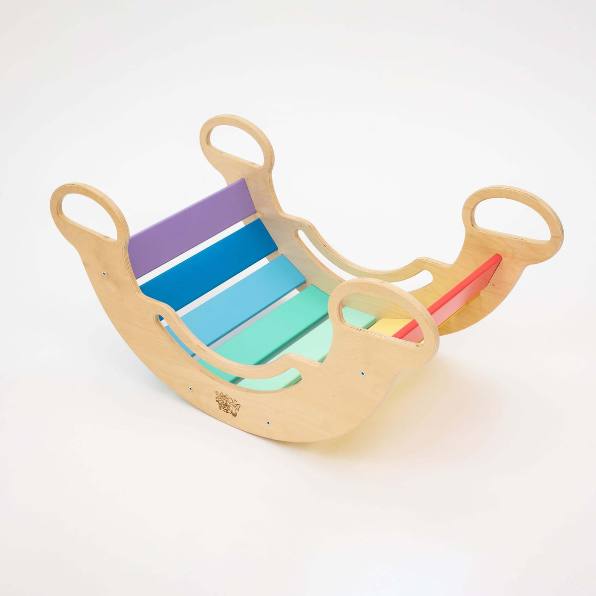 Bunter Montessori Kletterbogen mit Rutsche im Kinderzimmer