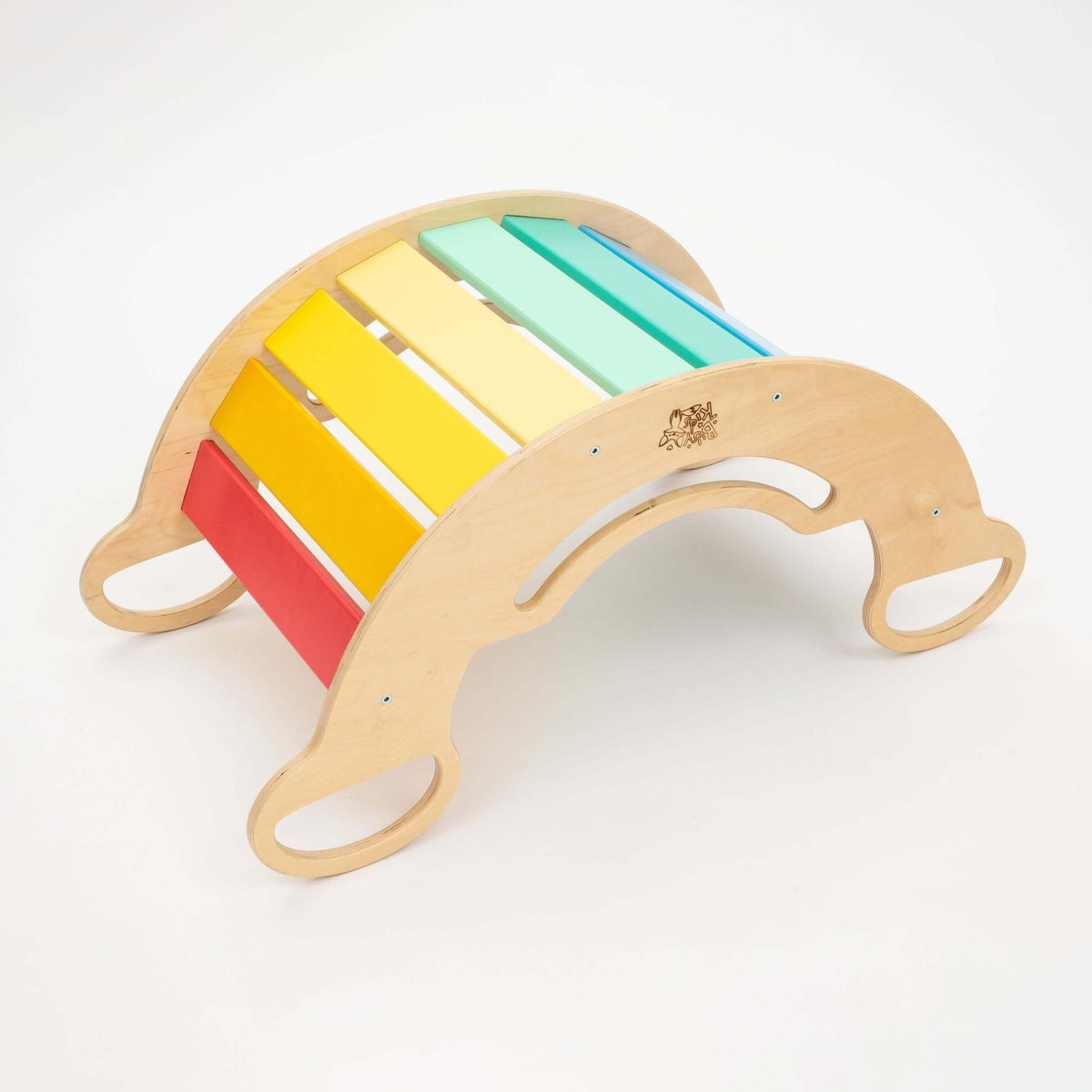 Kind rutscht auf dem bunten Montessori Kletterbogen