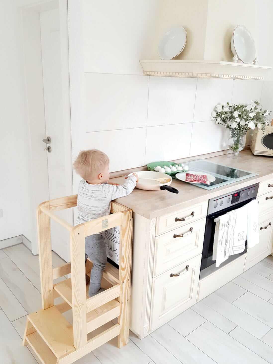 Lernturm mit Kreidetafel für Kinder in der Küche