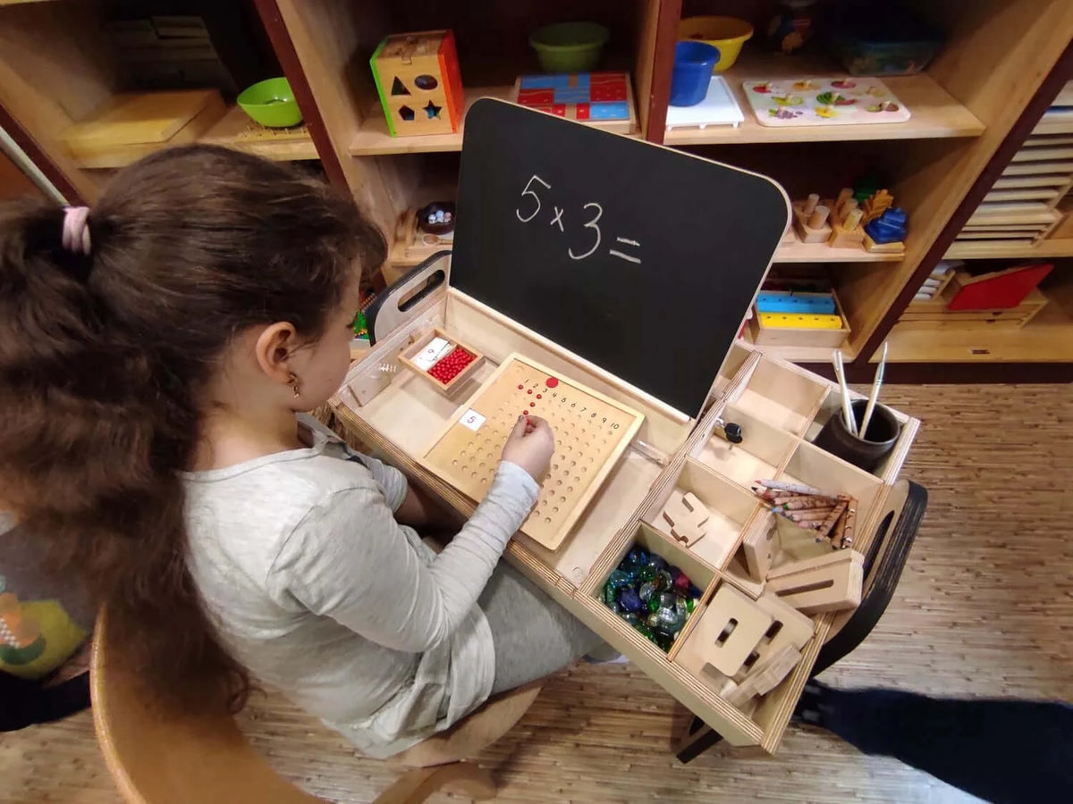 Montessori Kinderschreibtisch Leni mit Stuhl im Kinderzimmer