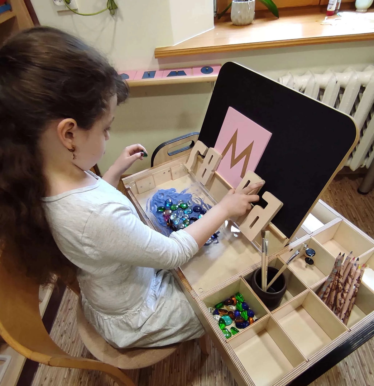 Montessori Schreibtisch Leni mit Stuhl zum selbstständigen Arbeiten