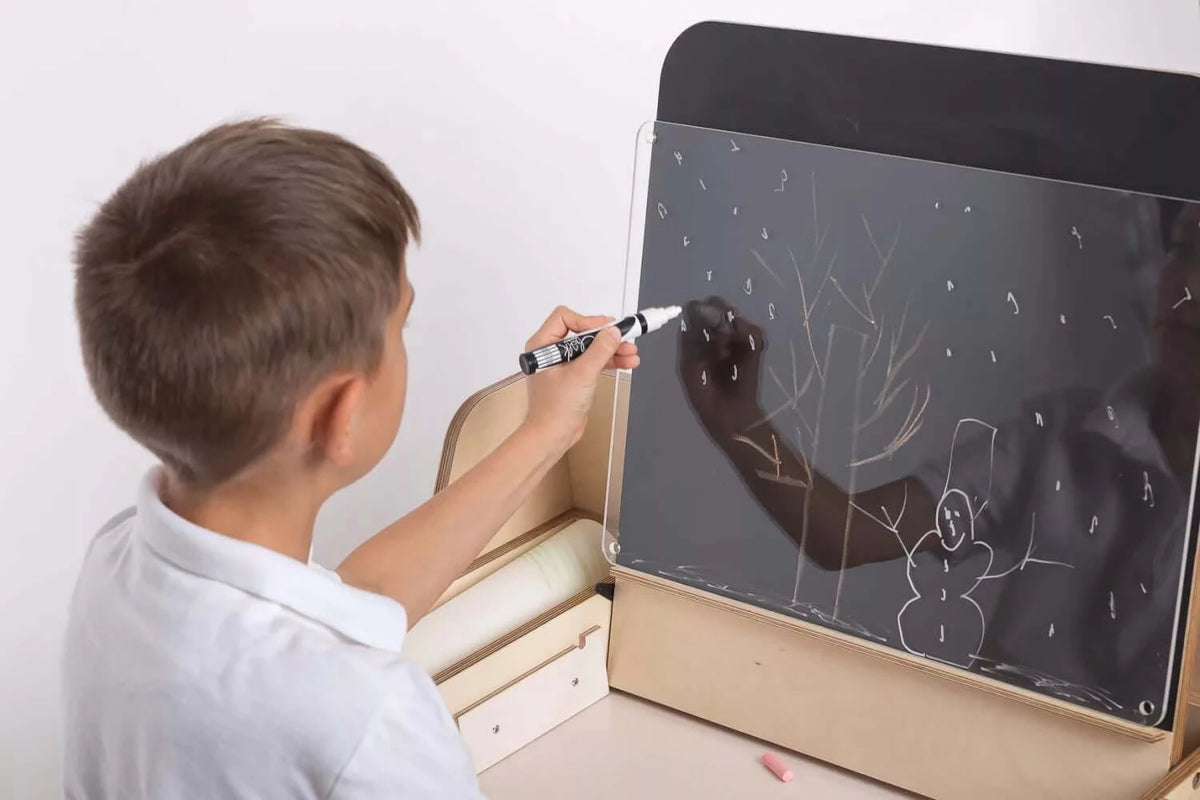 Montessori Schreibtisch Leni mit Stuhl im Kinderzimmer