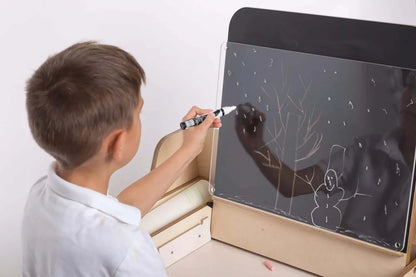 Montessori Schreibtisch Leni mit Stuhl im Kinderzimmer