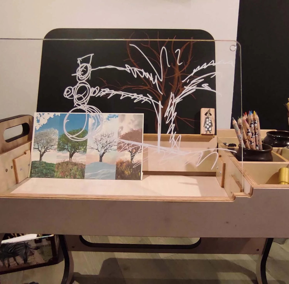Montessori Schreibtisch Leni mit neigbarer Tischplatte und Stuhl