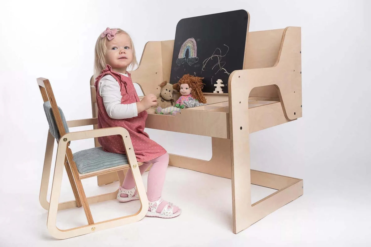 Montessori Kinderstuhl Leni aus Holz im Kinderzimmer