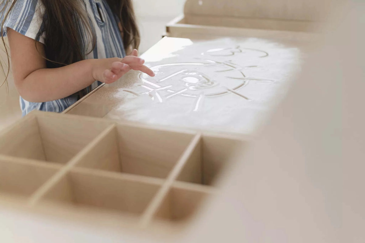 Montessori Schreibtisch Ina mit Stuhl zum selbstständigen Arbeiten