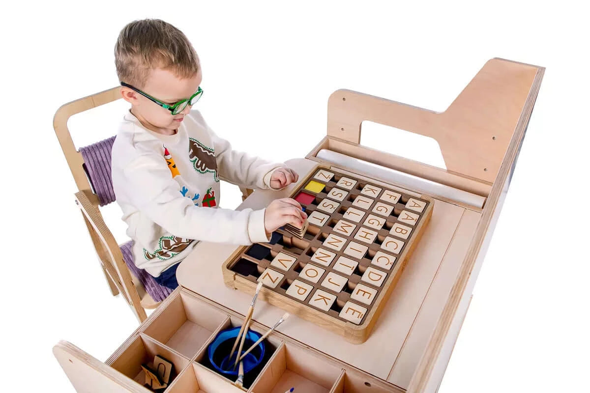 Montessori Schreibtisch Ina mit Stuhl im Kinderzimmer
