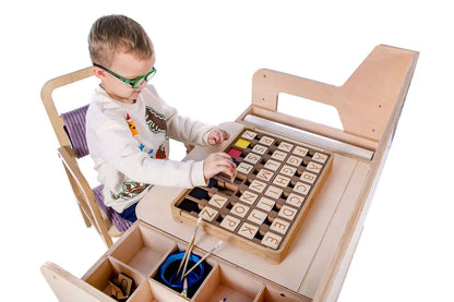 Montessori Schreibtisch Ina mit Stuhl im Kinderzimmer