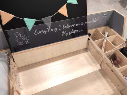 Montessori Schreib- und Maltisch Ina aus Holz im Detail