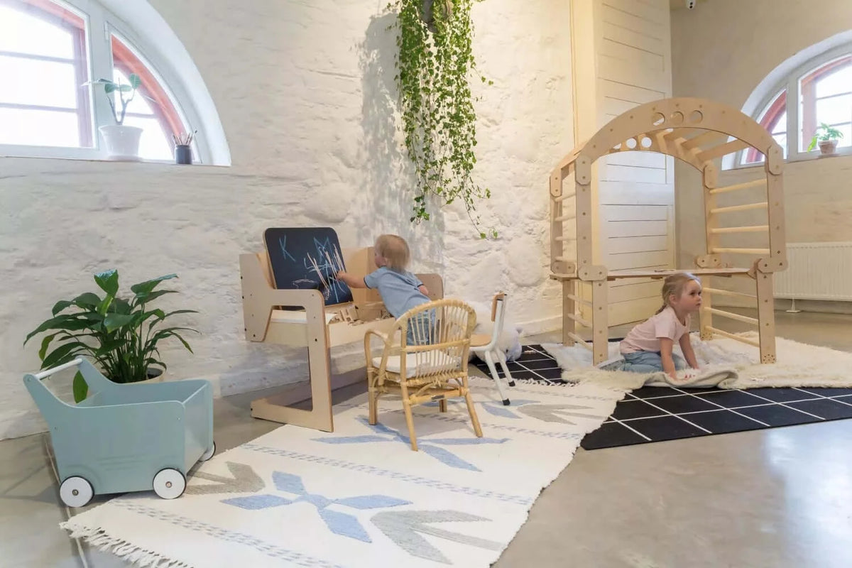 Montessori Schreibtisch Ina für kleine Künstler