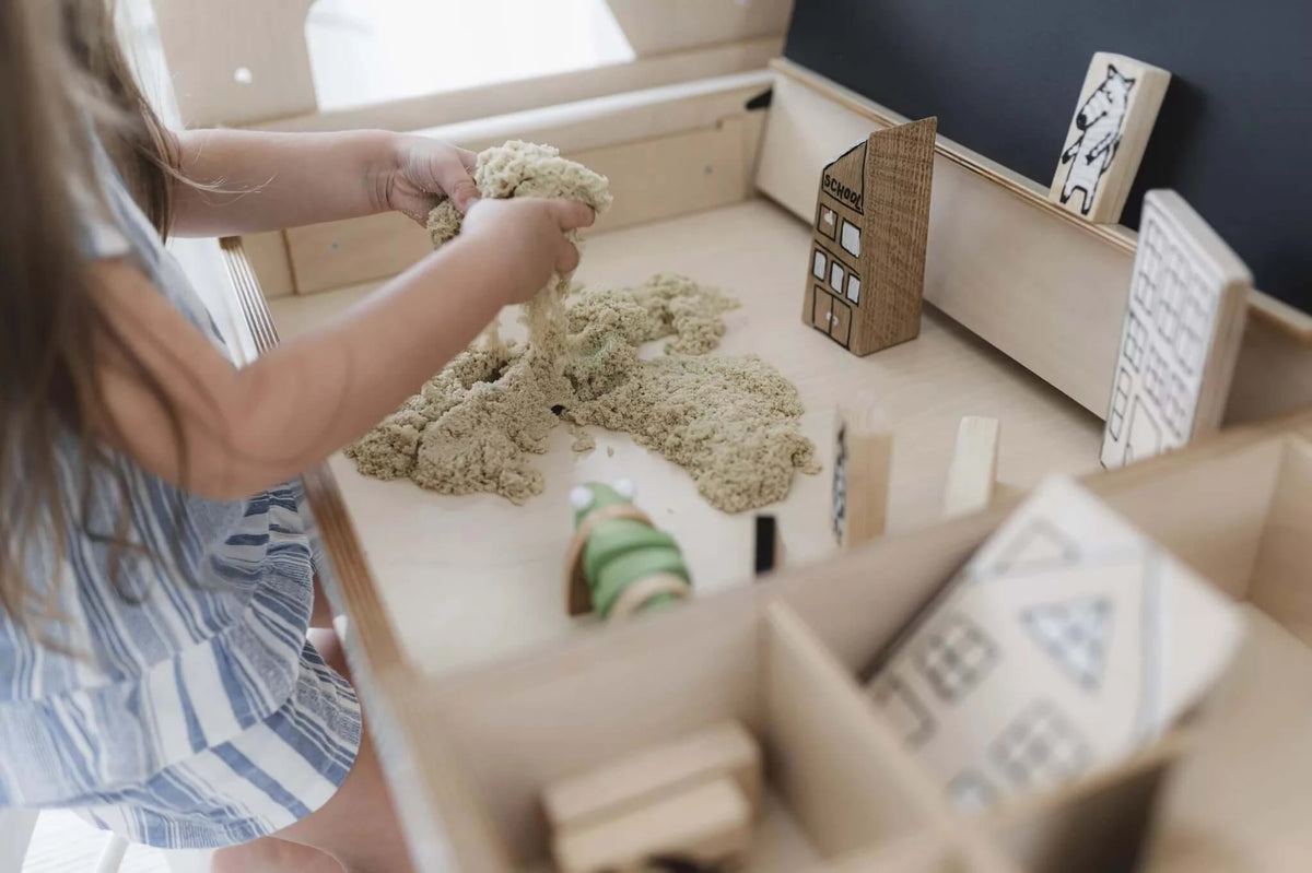 Montessori Maltisch Ina mit Ablage für Stifte
