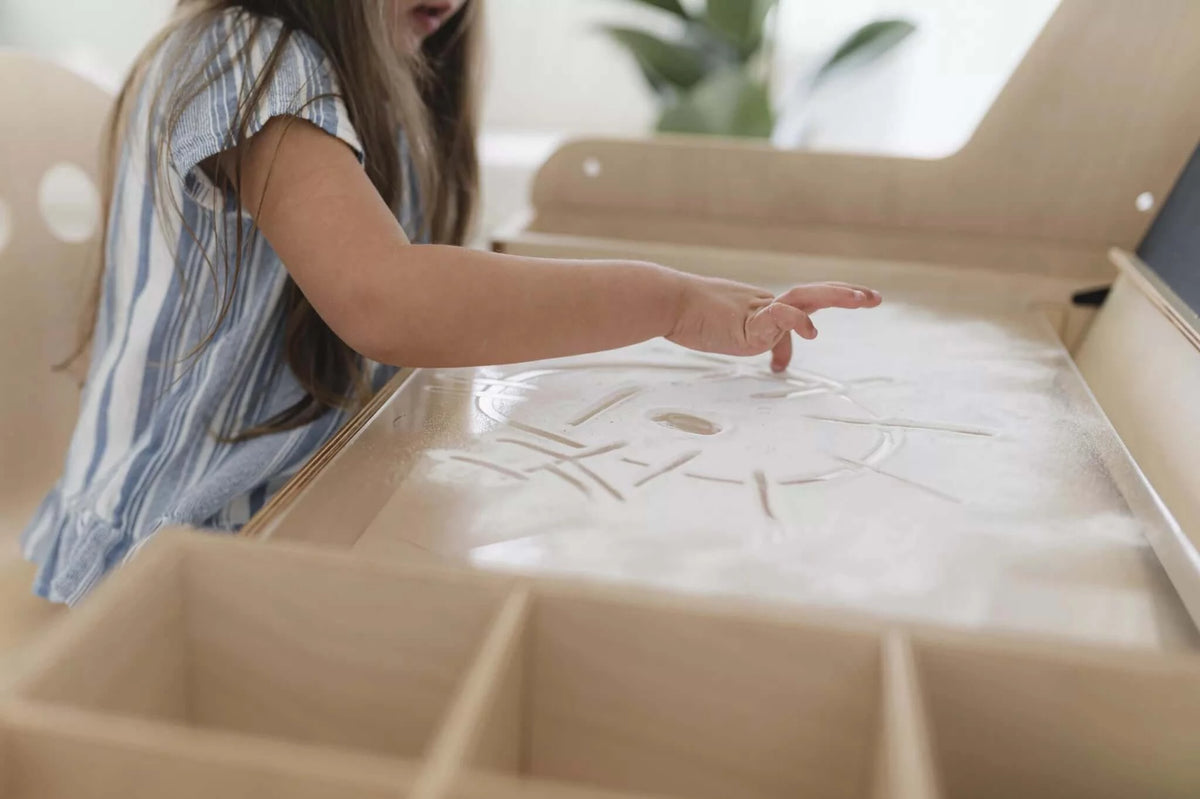 Schreib- und Maltisch Ina im Kinderzimmer aufgebaut