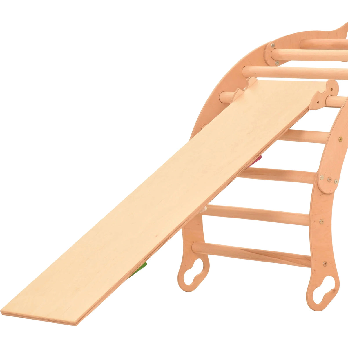 Griffdreiecke des Rutschbretts als Kletterhilfe aus Holz