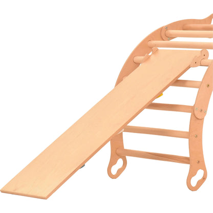 Halbmondgriffe des Rutschbretts als Kletterhilfe aus Holz