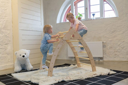 Trekant-Bergsteiger Pikler Kletterdreieck von luu.la aus Birkenholz im Kinderzimmer