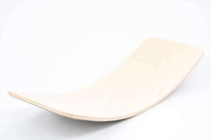 Kind spielt auf dem Holz-Balance-Board und trainiert Balance
