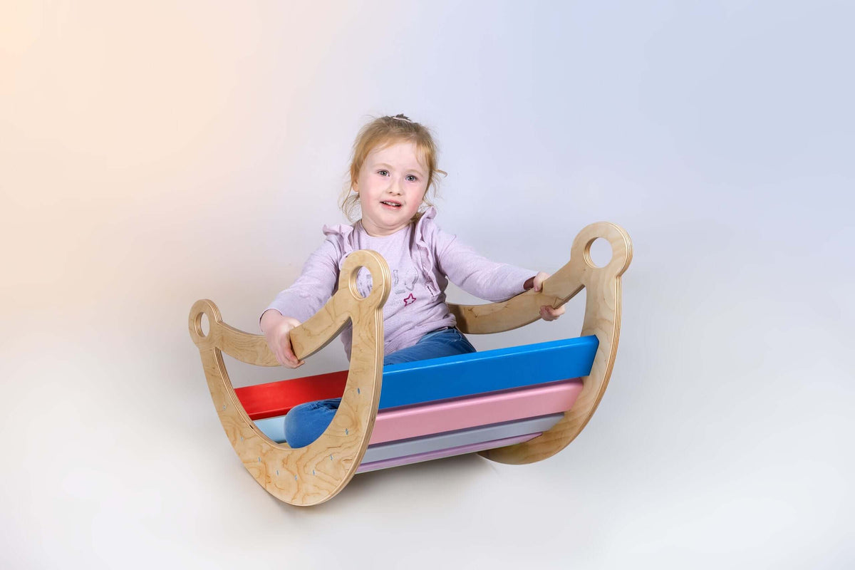 Bunter Kletterbogen mit Wippe aus Holz