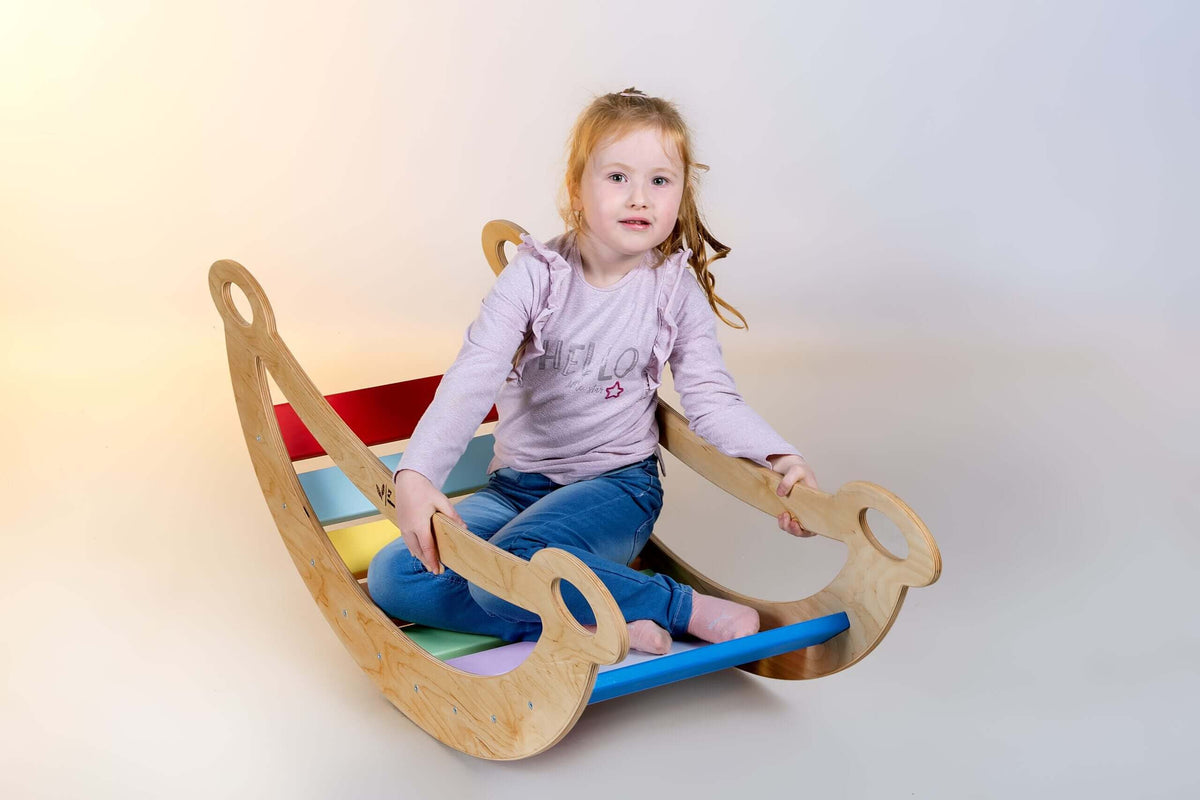 Bunter Schwingbogen als Wippe im Kinderzimmer