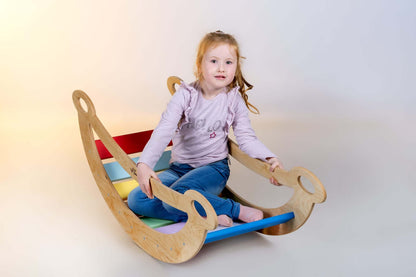 Bunter Schwingbogen als Wippe im Kinderzimmer