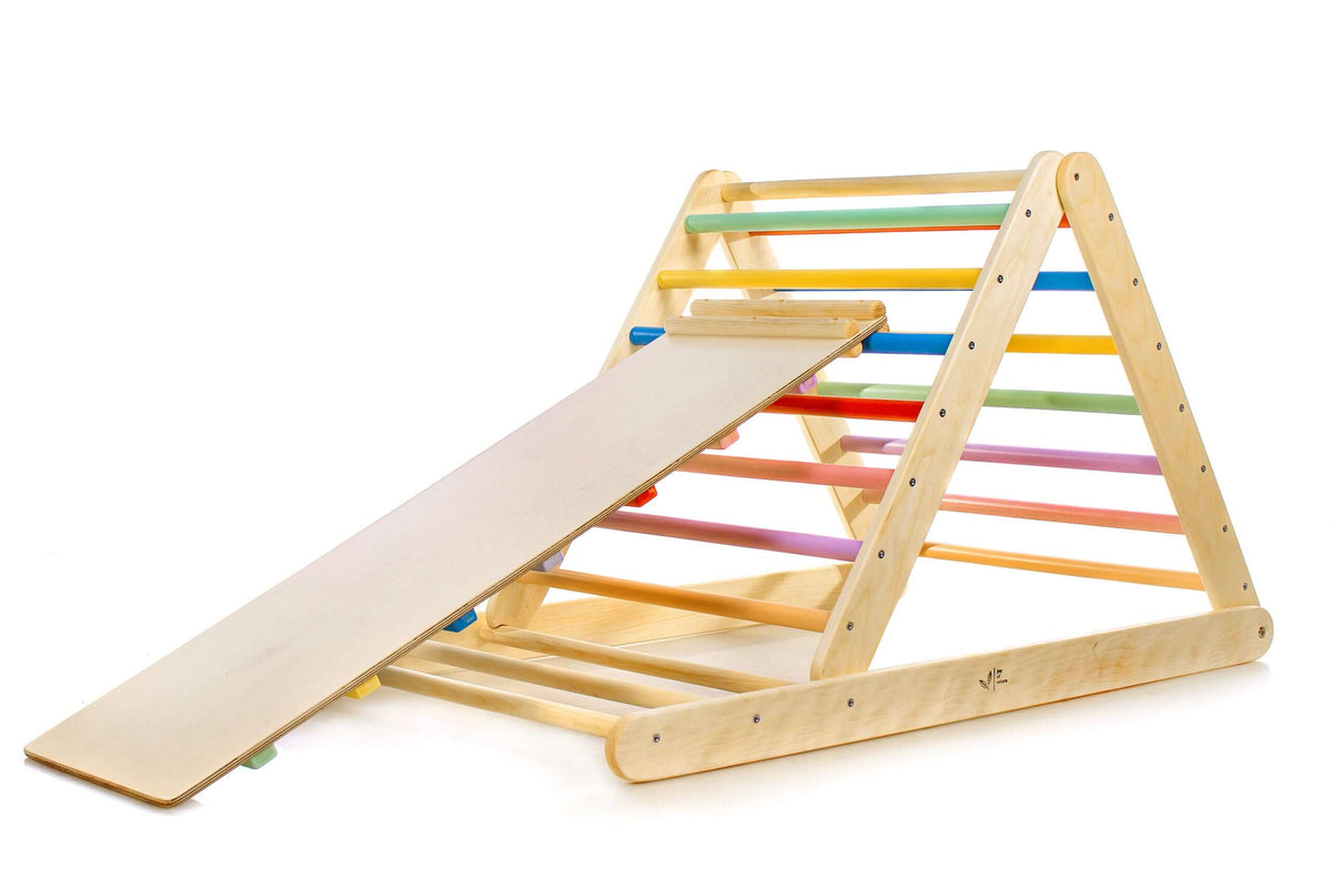Kletterdreieck verstellbar für Kinder, versch. Farben mit einer Schräge zur Förderung von Balance und Kletterfähigkeiten.