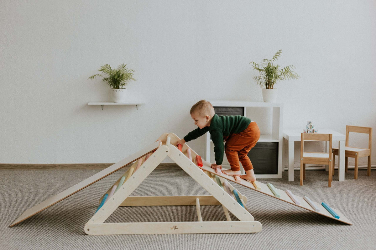 Kletterdreieck verstellbar für Kinder, versch. Farben - Kind erkundet und klettert auf dem Pikler Dreieck.