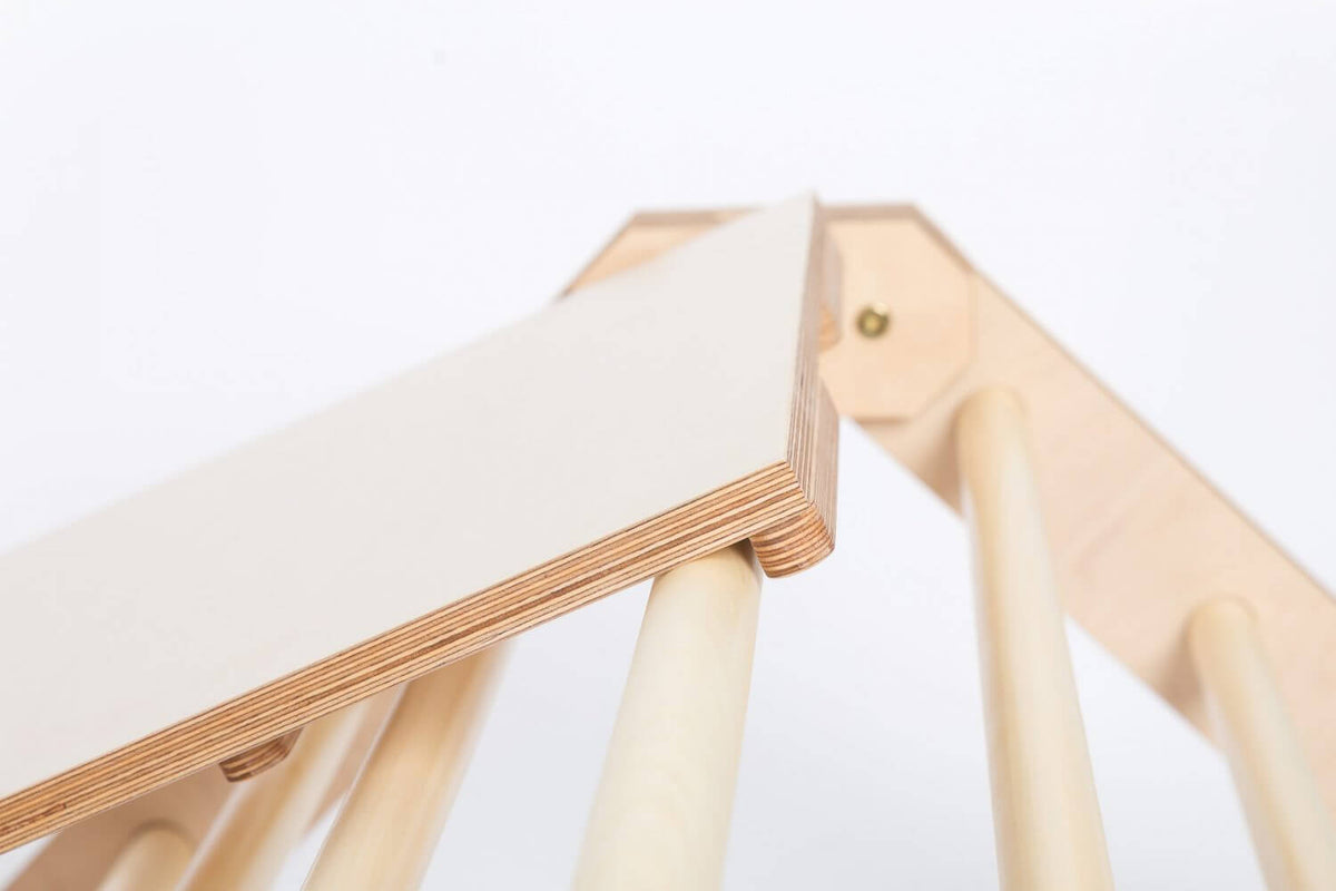 Kletterdreieck mit angelehnter 2-in-1-Rutsche und Rampe