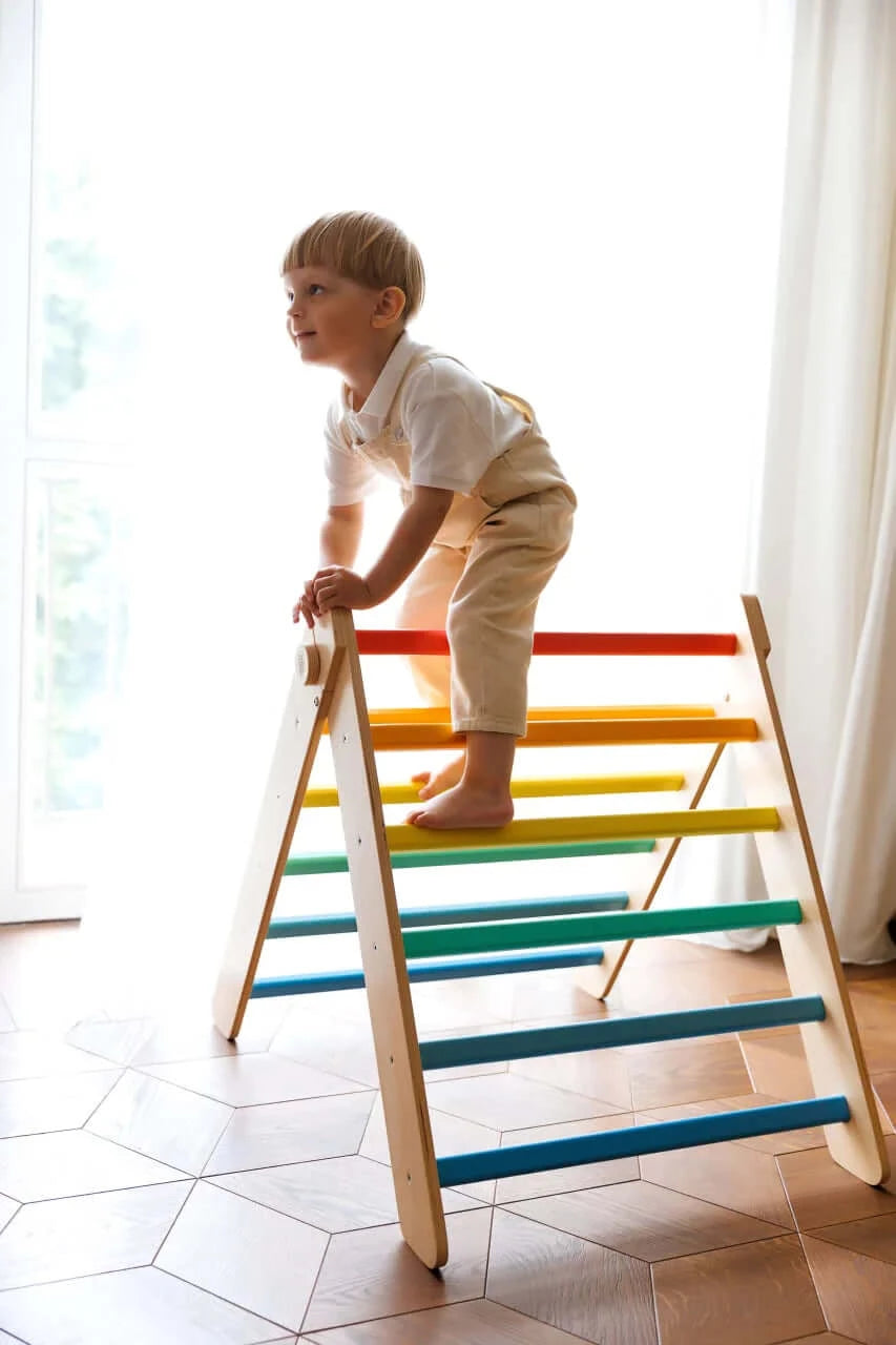 Buntes Pikler Kletterdreieck mit farbigen Sprossen