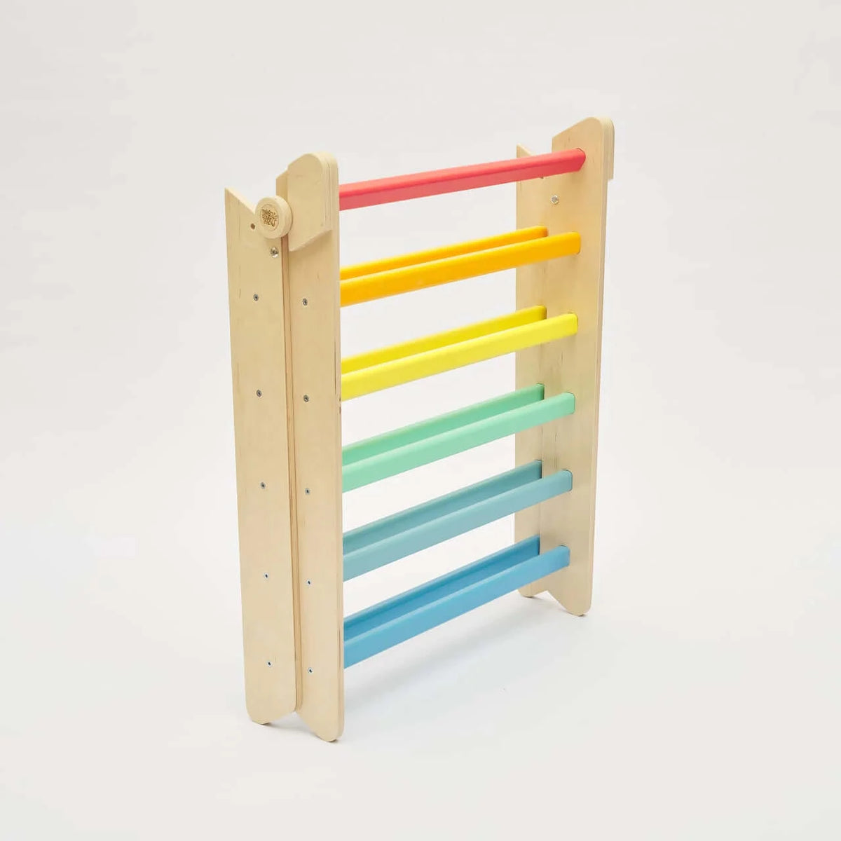 Pikler Kletterdreieck bunt im Kinderzimmer