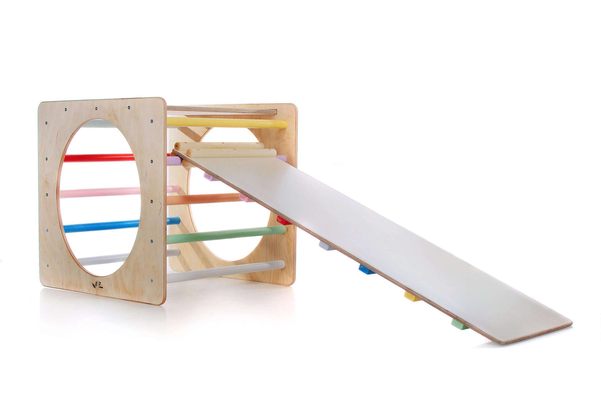 Kletterwürfel versch. Farben für Kinder mit Spieltisch und Kletterrampe aus Holz.