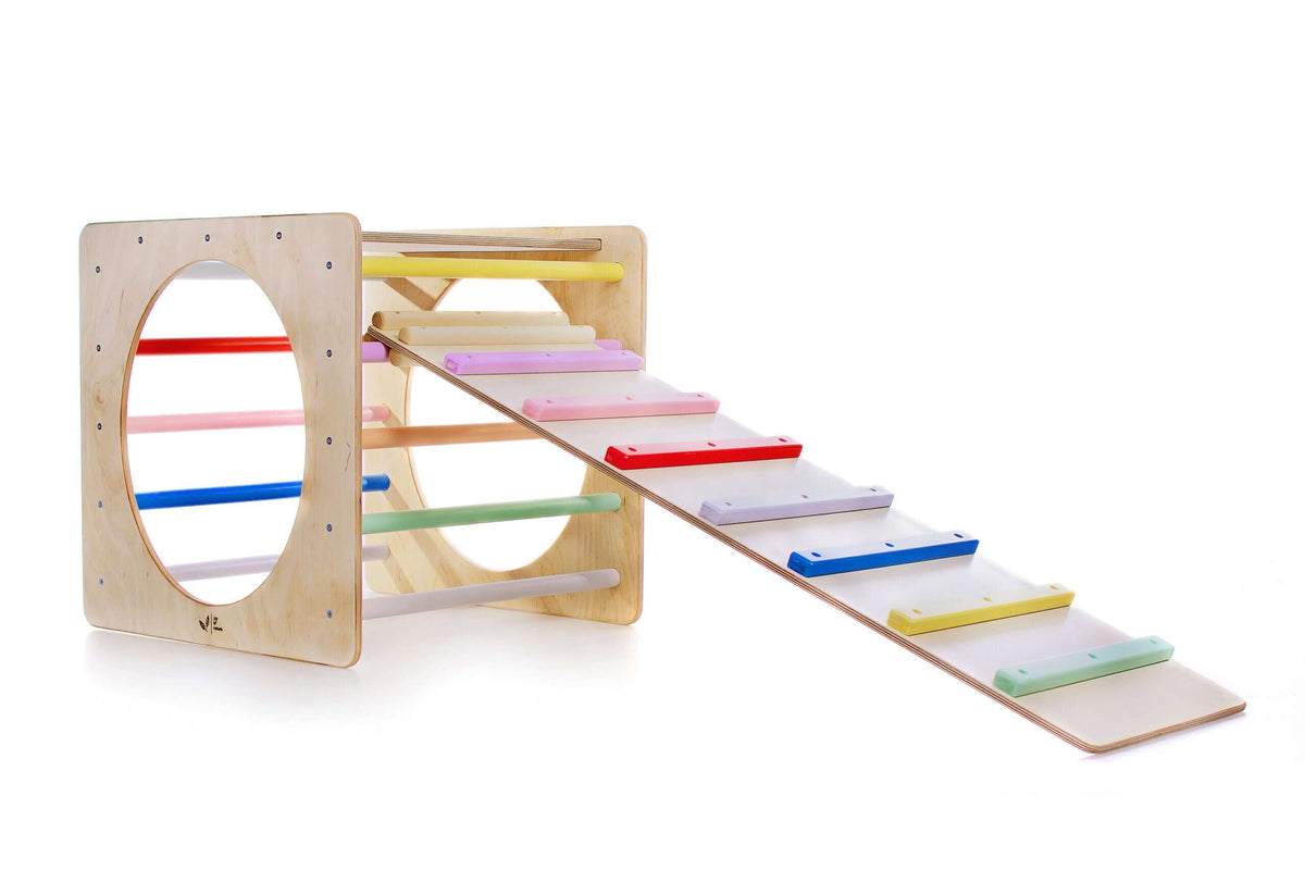 Kletterwürfel versch. Farben mit Steigung, ideal für Kinder zur Förderung ihrer motorischen Fähigkeiten.