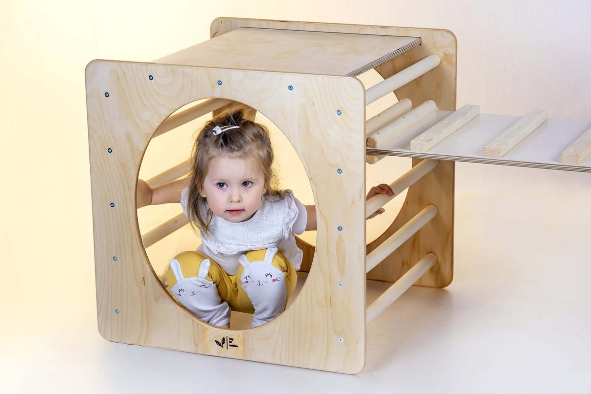 Kletterwürfel versch. Farben mit kleinem Mädchen, ideal für motorische Fähigkeiten und Spieltisch für Kinder.