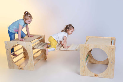 Kletterwürfel versch. Farben: Kinder klettern und spielen an einem Spieltisch aus Holz.