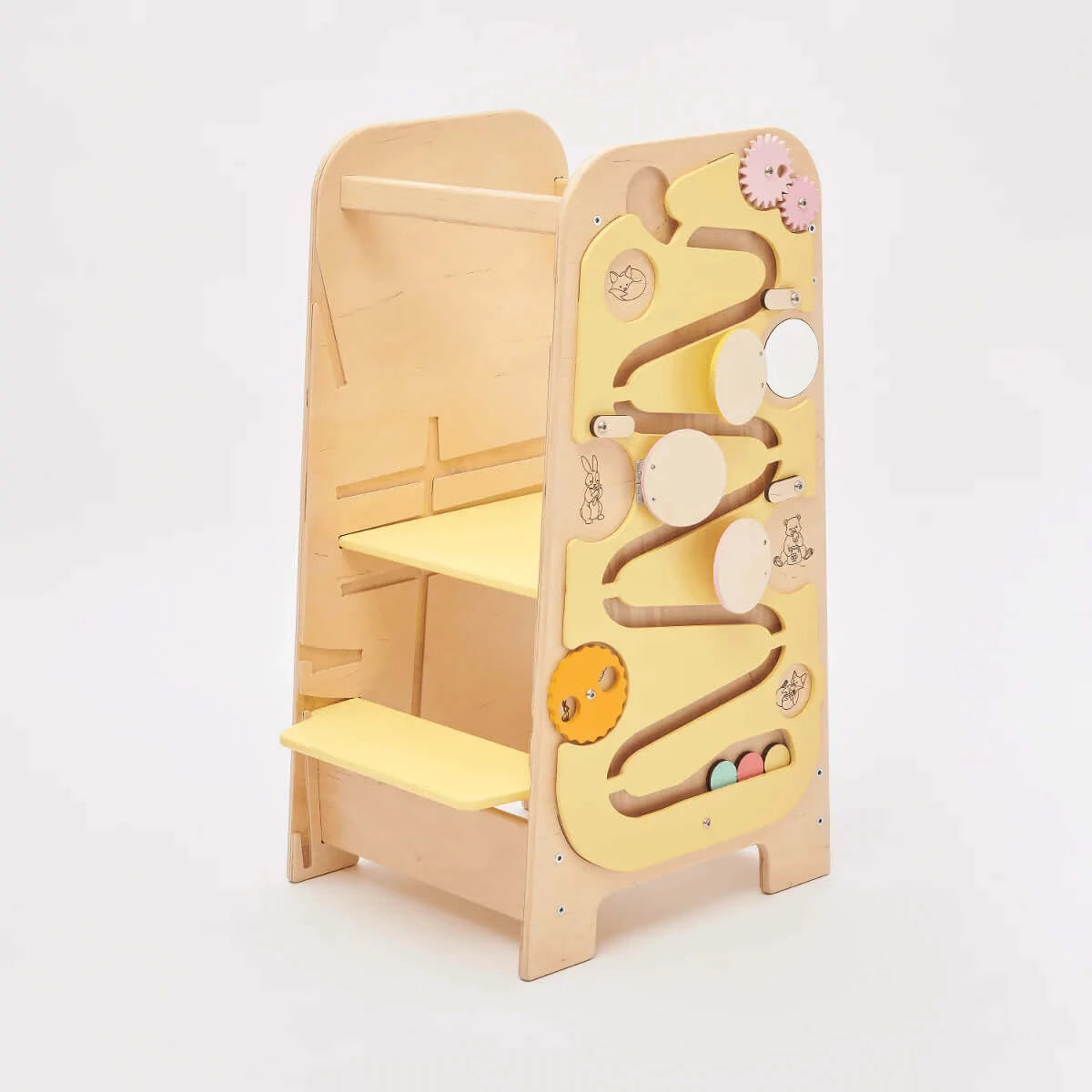 Lernturm 5-in-1 von Busykids in der Küche