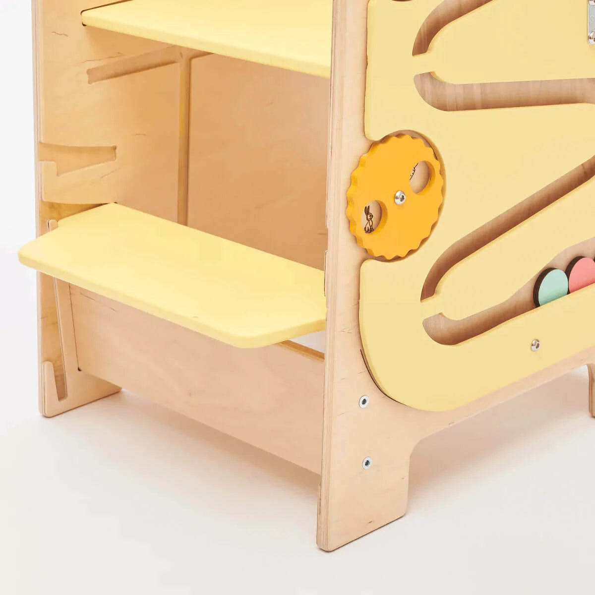 Multifunktionaler Lernturm 5-in-1 im Kinderzimmer