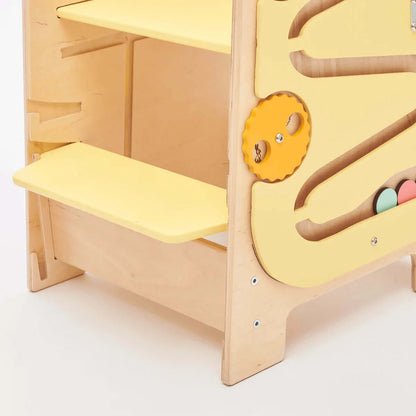Multifunktionaler Lernturm 5-in-1 im Kinderzimmer