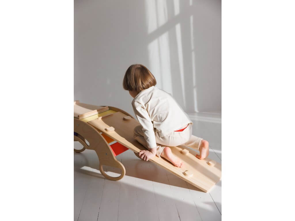 Bunter Montessori Kletterbogen als Wippe, Schaukel und Rutsche