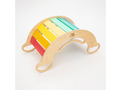 Kind spielt am bunten Montessori Kletterbogen