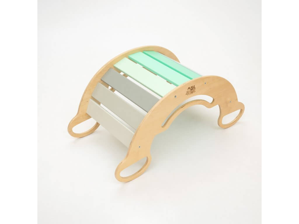 Kind spielt am Montessori Kletterbogen Mint mit Rutsche
