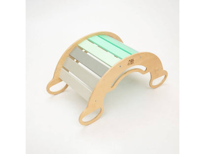 Kind spielt am Montessori Kletterbogen Mint mit Rutsche