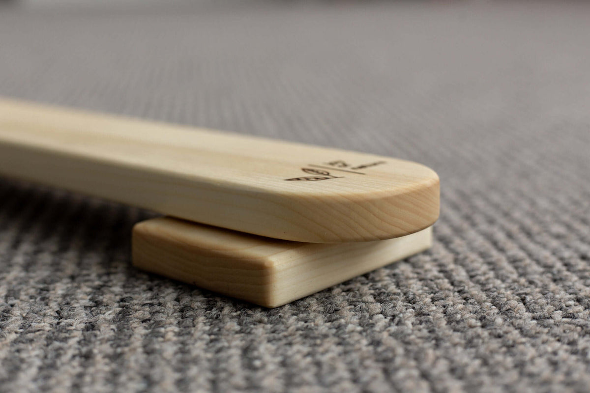 Schwebebalken aus Holz im Detail